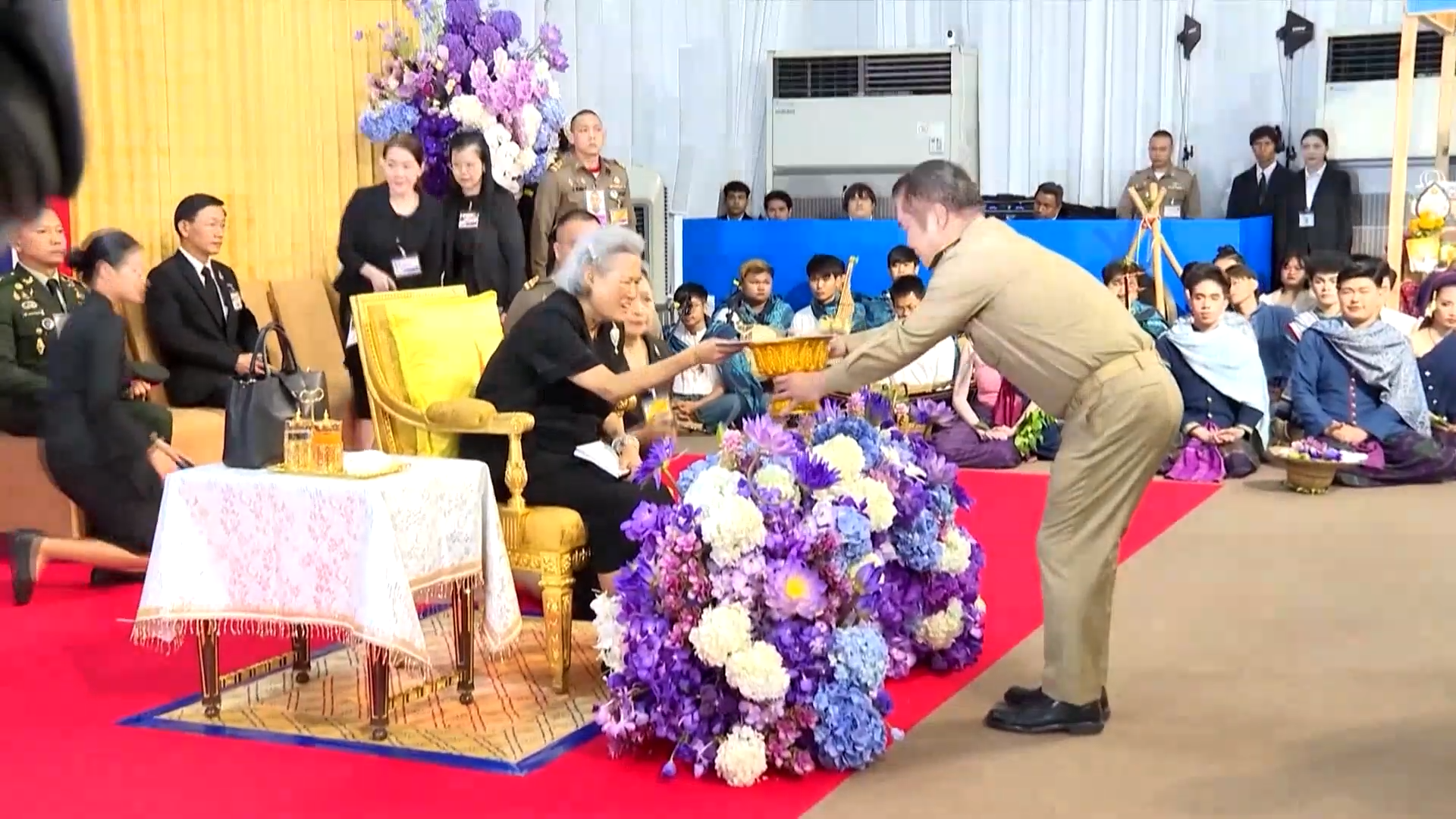 title - สำนักงานการปฏิรูปที่ดินเพื่อเกษตรกรรม ร่วมเฝ้าฯ รับเสด็จ สมเด็จพระกนิษฐาธิราชเจ้า กรมสมเด็จพระเทพรัตนราชสุดา ฯ สยามบรมราชกุมารี เสด็จพระราชดำเนินไปทรงเปิดงานเทิดพระเกียรติและน้อมรำลึก ในพระมหากรุณาธิคุณของสมเด็จพระนางเจ้าสิริกิติ์ พระบรมราชินีนาถ พระบรมราชชนนีพันปีหลวง “ภูษา ธัญญา ราชินี”